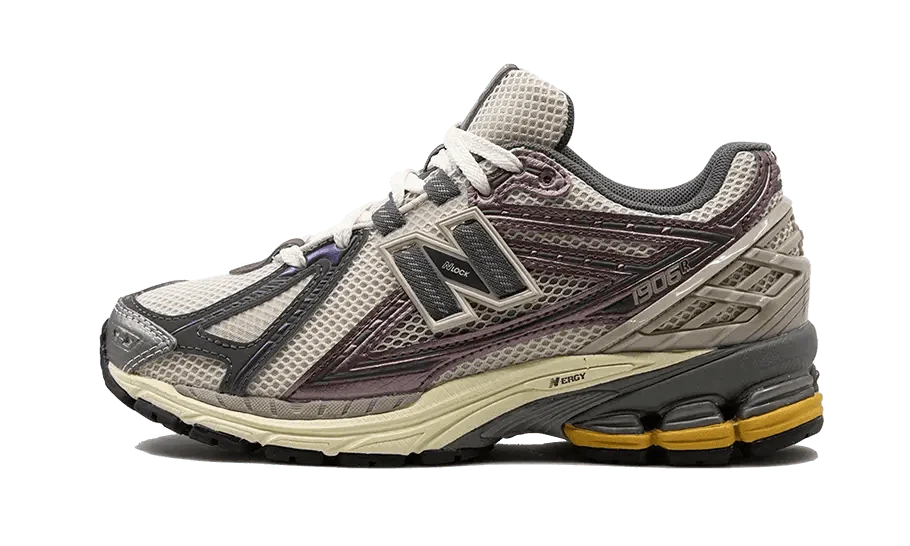 1906R Licorice - NEWTREATS - SNEAKERS STORE