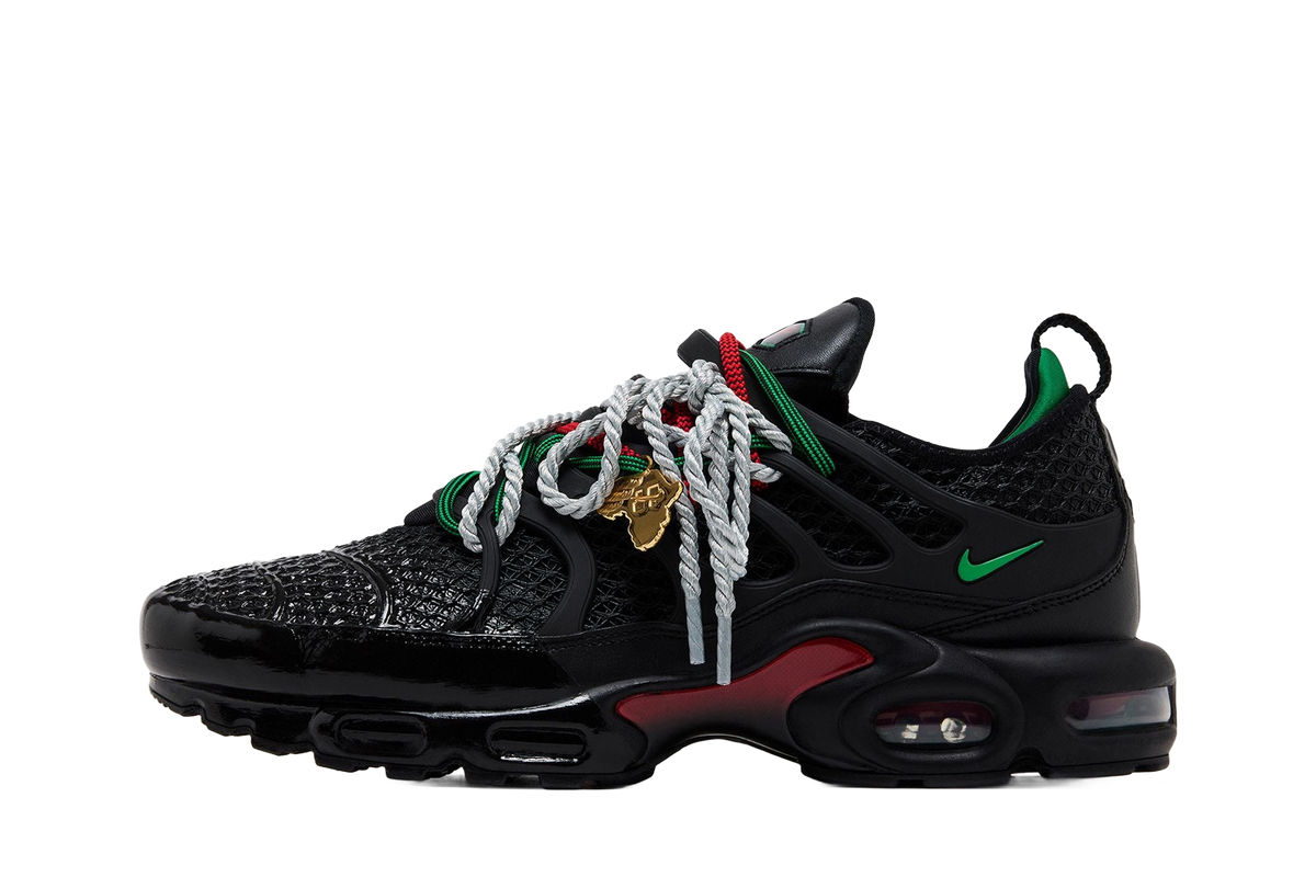 Nike Air Max Plus Homecoming Black — transparent background